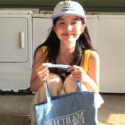 她在这里海报